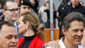 Al salir de prisión, Lula fue recibido por dirigentes y militantes de su partido.