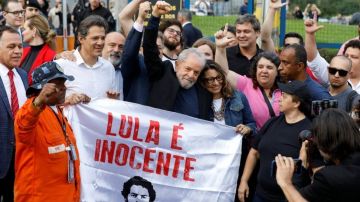 Al salir de prisión, Lula fue recibido por dirigentes y militantes de su partido.