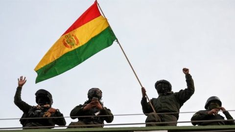 Algunos agentes se plantaron en el techo de un cuartel en Cochabamba.