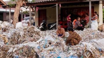Algunos de los pobladores de Bangun se ganan la vida vendiendo materiales que rescatan de montañas de basura plástica.