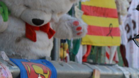 Omar Sepeda no falta a su cita diaria para homenajear a las víctimas del tiroteo de El Paso.