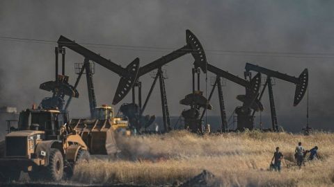 Cerca de 500 soldados estadounidenses permanecen en Siria para proteger las instalaciones petroleras.