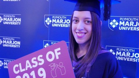 Después de un comienzo difícil, Maddy Hopson desafió sus probabilidades y se graduó en la universidad.