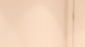 Anna dice que le tiraron del pelo, la abofetearon y que un hombre intentó estrangularla.