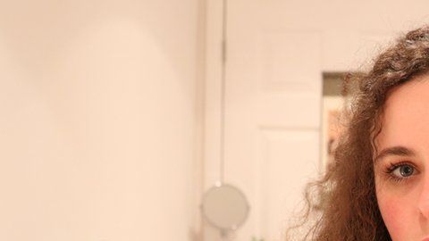 Anna dice que le tiraron del pelo, la abofetearon y que un hombre intentó estrangularla.