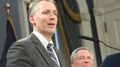 Dermot Shea. 
Alcalde Bill de Blasio anuncia la partida de James O'Neill con el nombramiento del nuevo comisionado de la policia, Dermot Shea tomando el cargo el proximo mes.