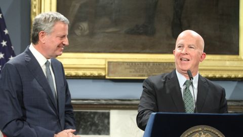 Alcalde Bill de Blasio anuncia la partida del Comisionado James O'Neill.