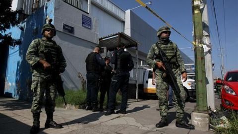 Elementos del Ejército Mexicano patrullan calles.
