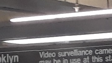 Cientos de personas duermen y deambulan en el Metro.