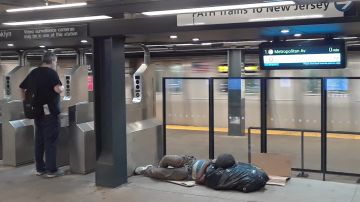 Cientos de personas duermen y deambulan en el Metro.