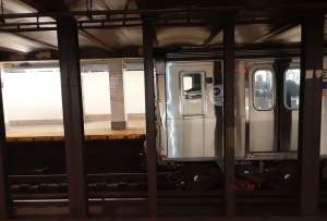 Empujan a anciana inmigrante a rieles del Metro de Nueva York para robarle su celular