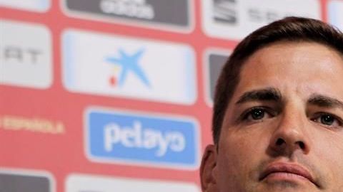 Muchos están molestos por la destitución del joven entrenador español de la selección.