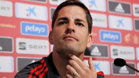 Muchos están molestos por la destitución del joven entrenador español de la selección.