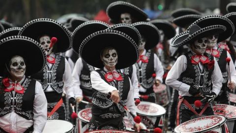 Celebran el Día de Muertos.