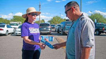 Regina Romero en campaña por la alcaldía de Tucson.