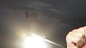 Gabriel Abaroa (d), y al director de la Academia Latina de Grabación, Manolo Diaz