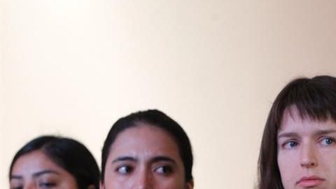 El representante en México de la oficina del Alto Comisionado de la ONU-DH Jan Jarab (d) y la representante del Centro Prodh, Stephanie Erin Brewer (2-d),