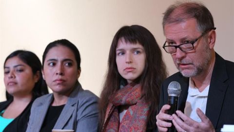 El representante en México de la oficina del Alto Comisionado de la ONU-DH Jan Jarab (d) y la representante del Centro Prodh, Stephanie Erin Brewer (2-d),