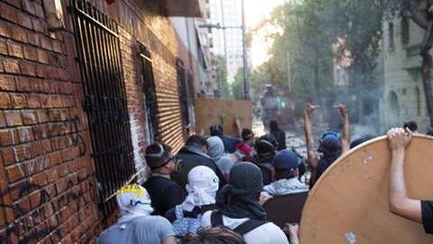 Manifestantes participan de las protestas durante la conmemoración del primer aniversario del asesinato del comunero mapuche Camilo Catrillanca.