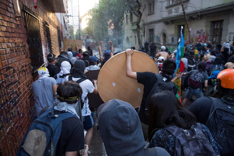 Manifestantes participan de las protestas durante la conmemoración del primer aniversario del asesinato del comunero mapuche Camilo Catrillanca.