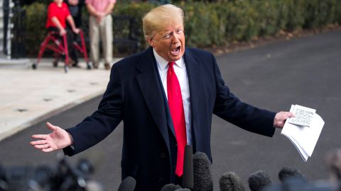 El presidente dio una pequeña conferencia de prensa.