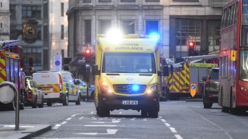 Policias y ambulancias en la escena del atentado terrorista en Londres.