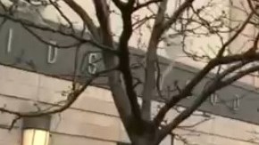 Gente agrupada fuera del establecimiento