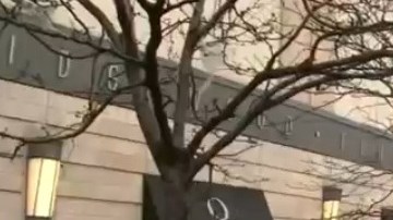 Gente agrupada fuera del establecimiento