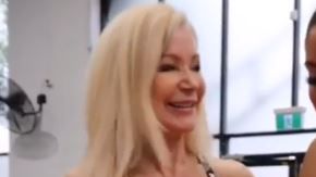 La nieta sigue los pasos de su abuela.