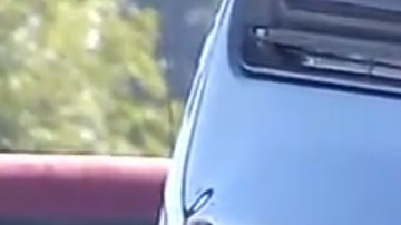 Al menos siete disparos fueron marcados en el lado derecho del vehículo.