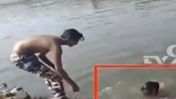 Uno de los amigos lo engaña, fingiendo que le dará la mano.