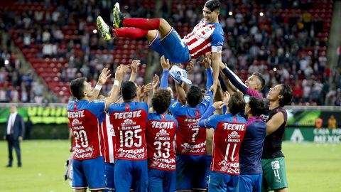 Alan Pulido celebró su título de goleo, pero el fracaso de Chivas en innegable.