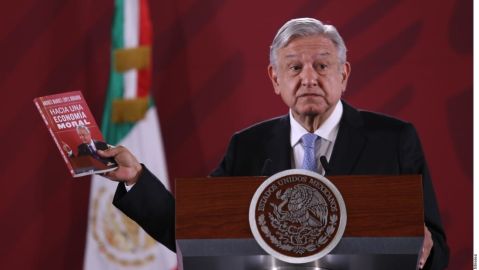Andrés Manuel López Obrador presenta su libro.