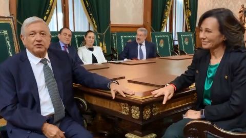 El presidente López Obrador y la presidenta de Grupo Santander.