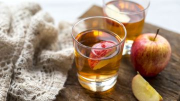 Las bebidas naturales ricas en antioxidantes, como el jugo de limón. arándanos, té verde y el vinagre de manzana son grandes aliados para mejorar el funcionamiento renal en diabéticos.