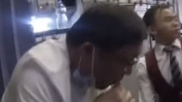 El doctor actuó rápidamente para salvarle la vida al pasajero.