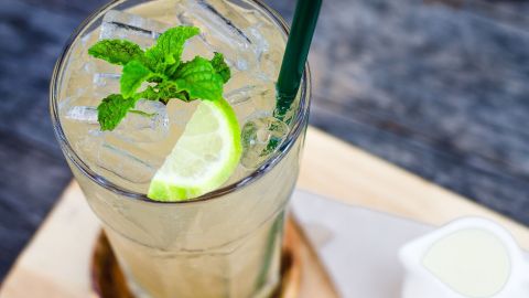 El agua de limón con linaza es un aliado increíble para eliminar lo que el cuerpo no necesita y desinflamar el vientre.