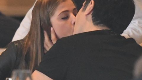 Adrián Uribe y su novia.