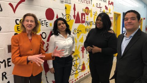 Helen Steblecki, senior VP fr Community Development de Citi, Michelle Cruz, directora de la iniciativa Buy Local East Harlem, con los empresarios Jo-Ann Barret de Aromas y Rodney Méndez de Think Big Data./ A. B. N.