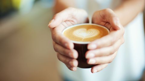 El Bulletproof coffee es una bebida calórica que forma parte de la actual healthy. Conoce los detalles de su origen y beneficios.