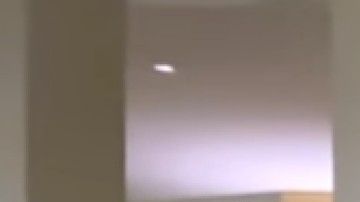 Entre broma y broma, el actor recorre el departamento que se ubica dentro del MGM.