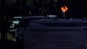 Video de la escena muestra a una van blanca volcada en la intersección.