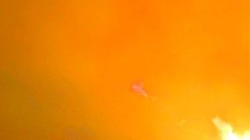 Las llamas se extienden hacia la carretera 154 esta madrugada al este de Painted Cave Road en el condado de Santa Barbara.