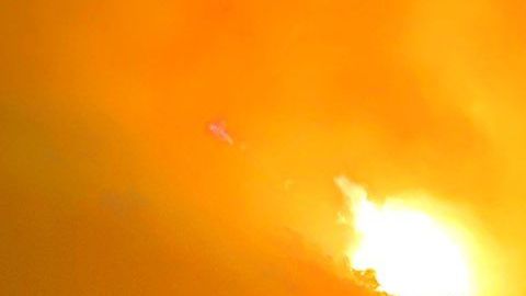 Las llamas se extienden hacia la carretera 154 esta madrugada al este de Painted Cave Road en el condado de Santa Barbara.