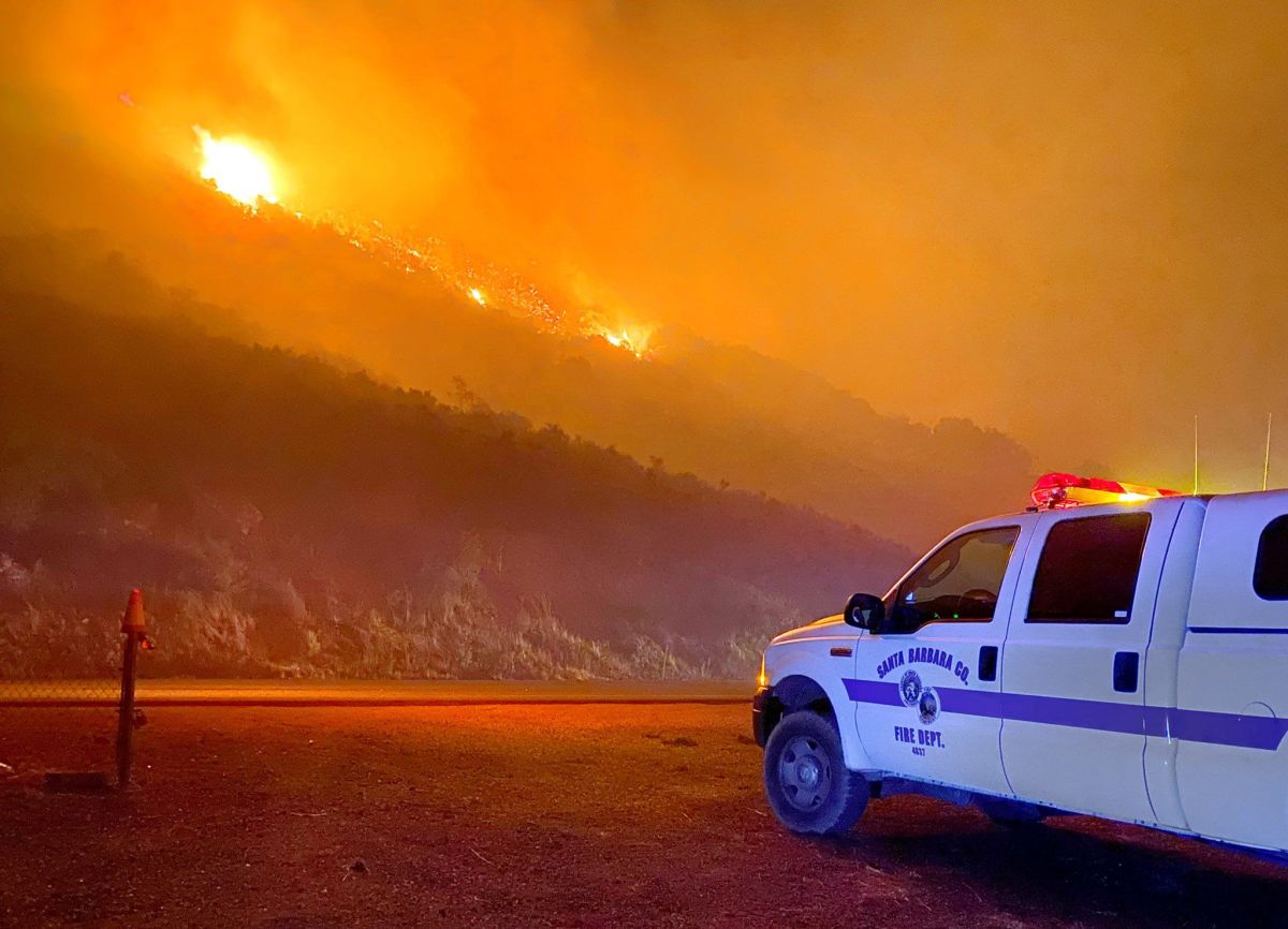 Las llamas se extienden hacia la carretera 154 esta madrugada al este de Painted Cave Road en el condado de Santa Barbara.
