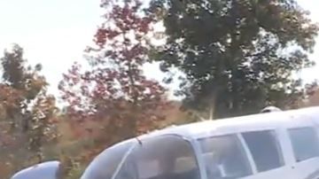 El piloto pudo dirigir el avión al terreno vacío donde se estrelló y así no causar daños en los vecindarios de la zona.