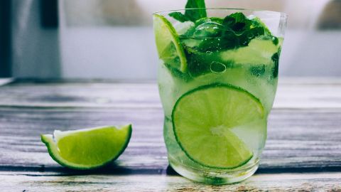 Checa si es efectivo o no tomar agua con limón en ayunas.