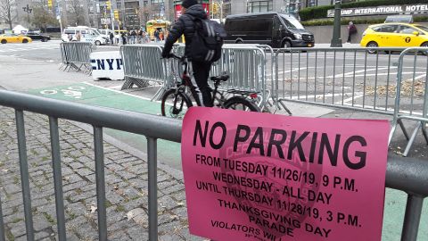 Bloqueadores ya están dispuestos en la ruta del desfile en Manhattan.