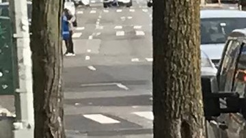 Víctor Vintimilla (izq.) e Israel Vivelde y Josey Cruz, en las fotos durante los eventos de la semana pasada de NY State of Health en Queens.