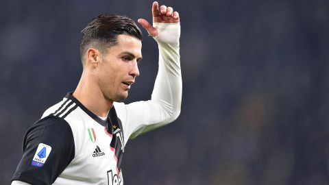 Cristiano Ronaldo salió furioso de la cancha y no se detuvo en el banquillo.
